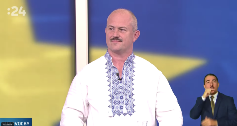 Kotleba sa v predvolebnej debate a na bilbordoch ukázal v ukrajinskej košeli