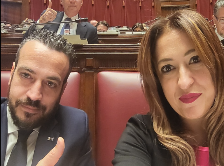 Video: Talianskeho opozičného poslanca po bitke odviezli z parlamentu na vozíku