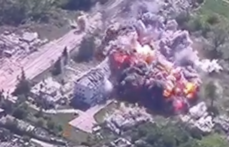 Rusko zhodilo na Ukrajinu trojtonovú bombu. Črepiny šíri na stovky metrov