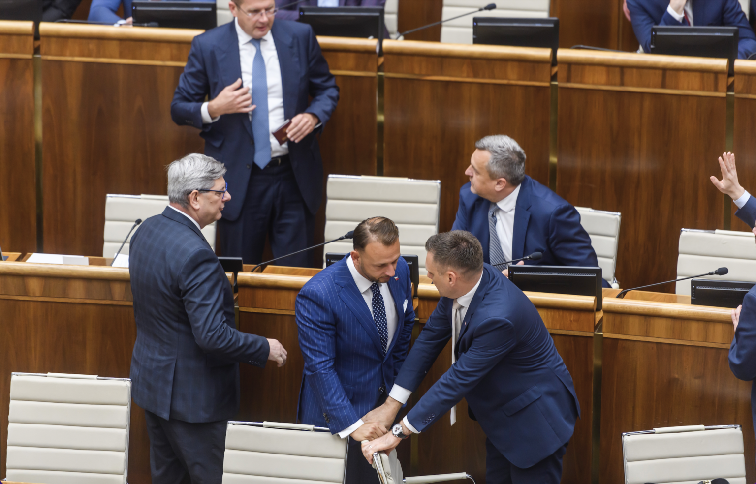 Zľava hore Peter Žiga (Hlas), Andrej Danko (SNS), zľava dole Boris Susko (Smer), Matúš Šutaj Eštok (Hlas) a Tomáš Taraba (nom. SNS). Foto: Jaroslav Novák/TASR