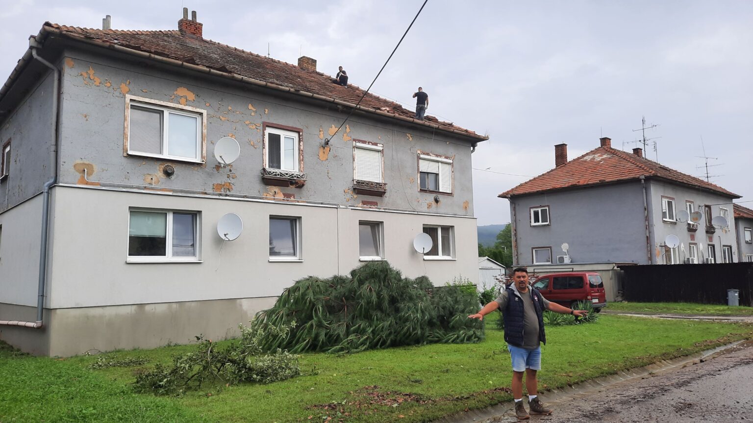Starosta Imrich Nagy organizoval v obci odpratávanie škôd po tornáde, ktoré si v Žiranoch nepamätajú ani najstarší obyvatelia. Foto: Jozef Uhlárik