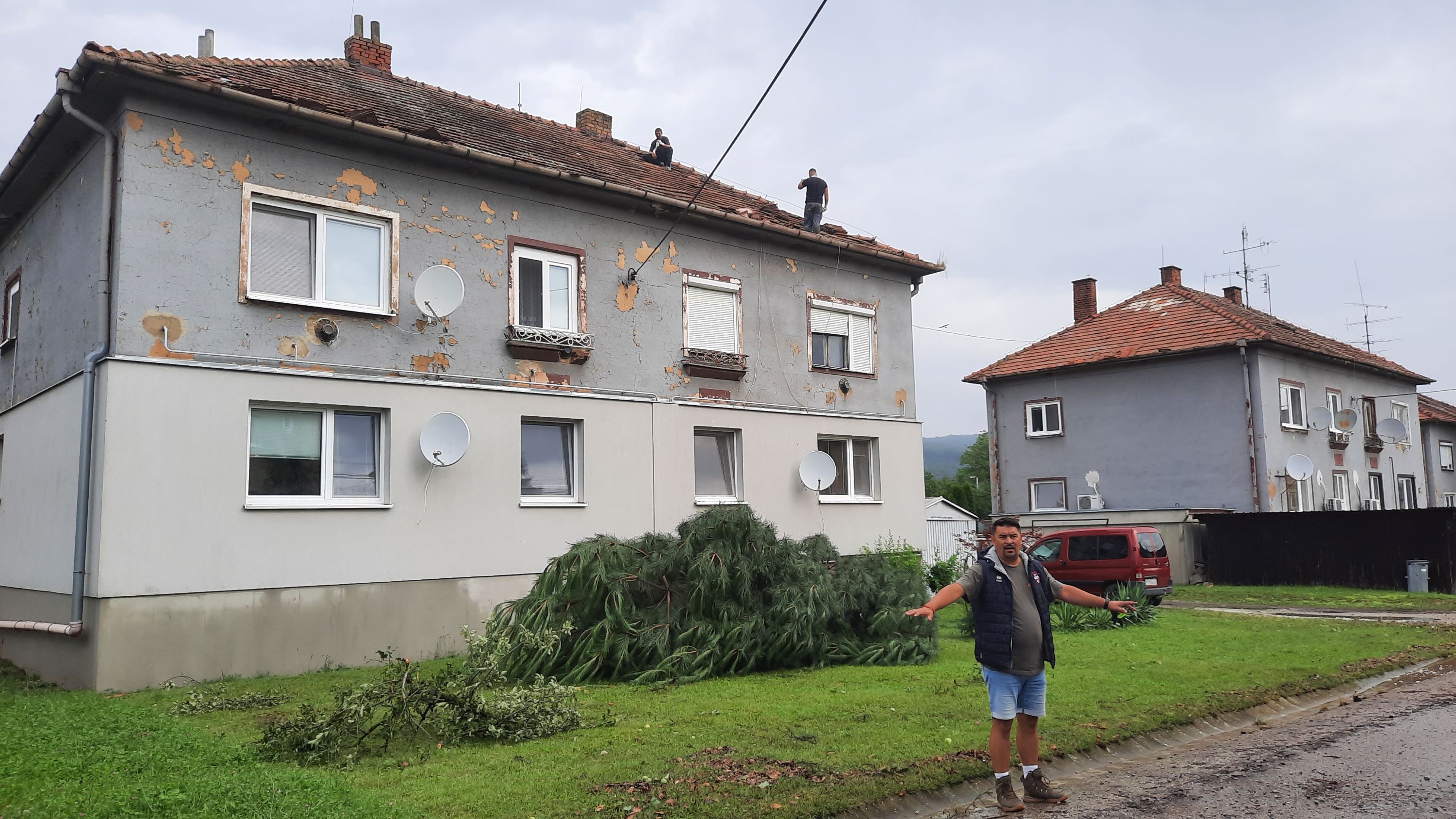 Tornádo v Žiranoch lámalo stromy a ničilo strechy. Obyvatelia si takéto počasie nepamätajú