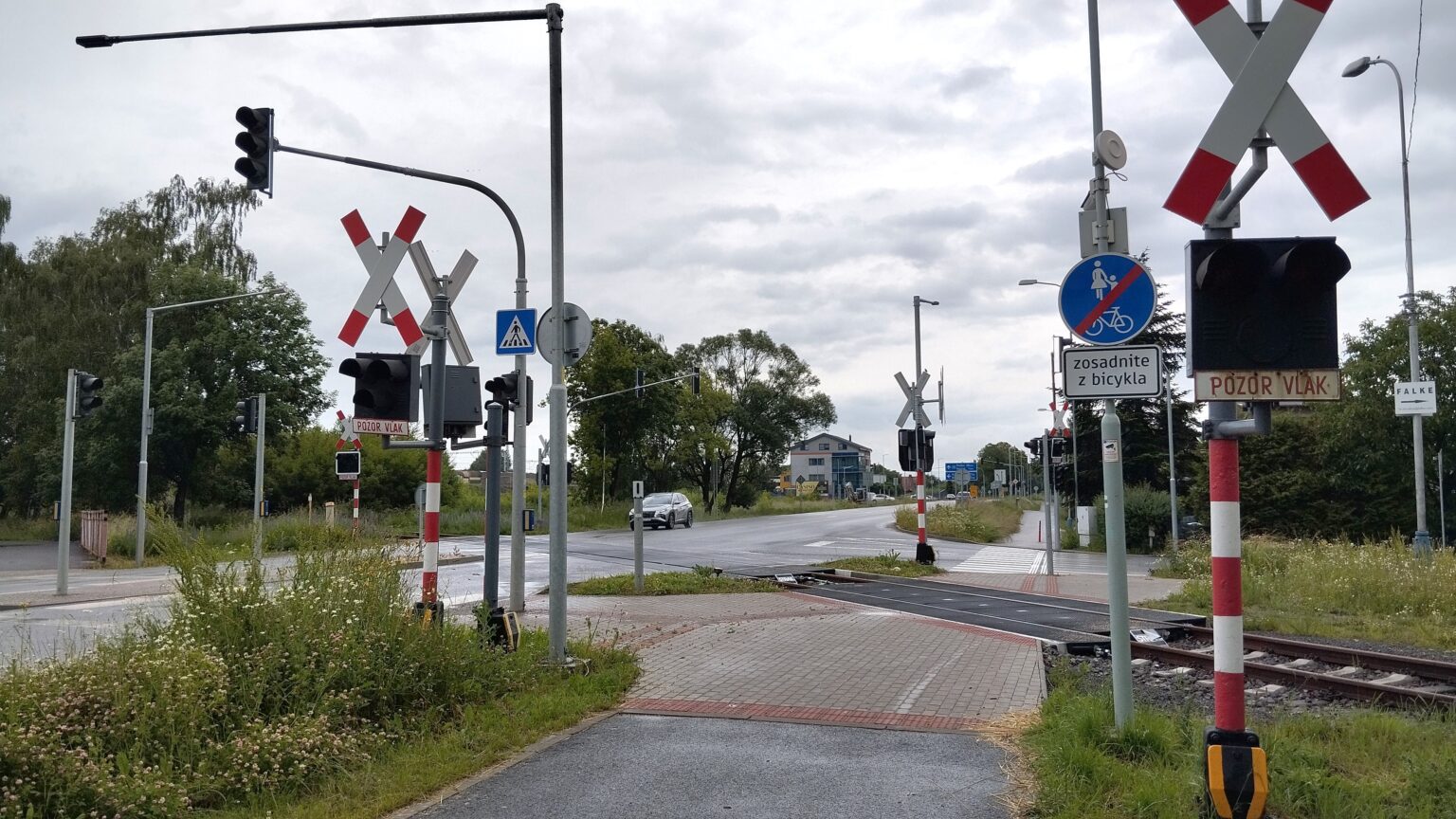 Vlečku vo Svite, po ktorej nechodia vlaky chráni až osem výstražníkov. Foto: Rastislav Ovšonka