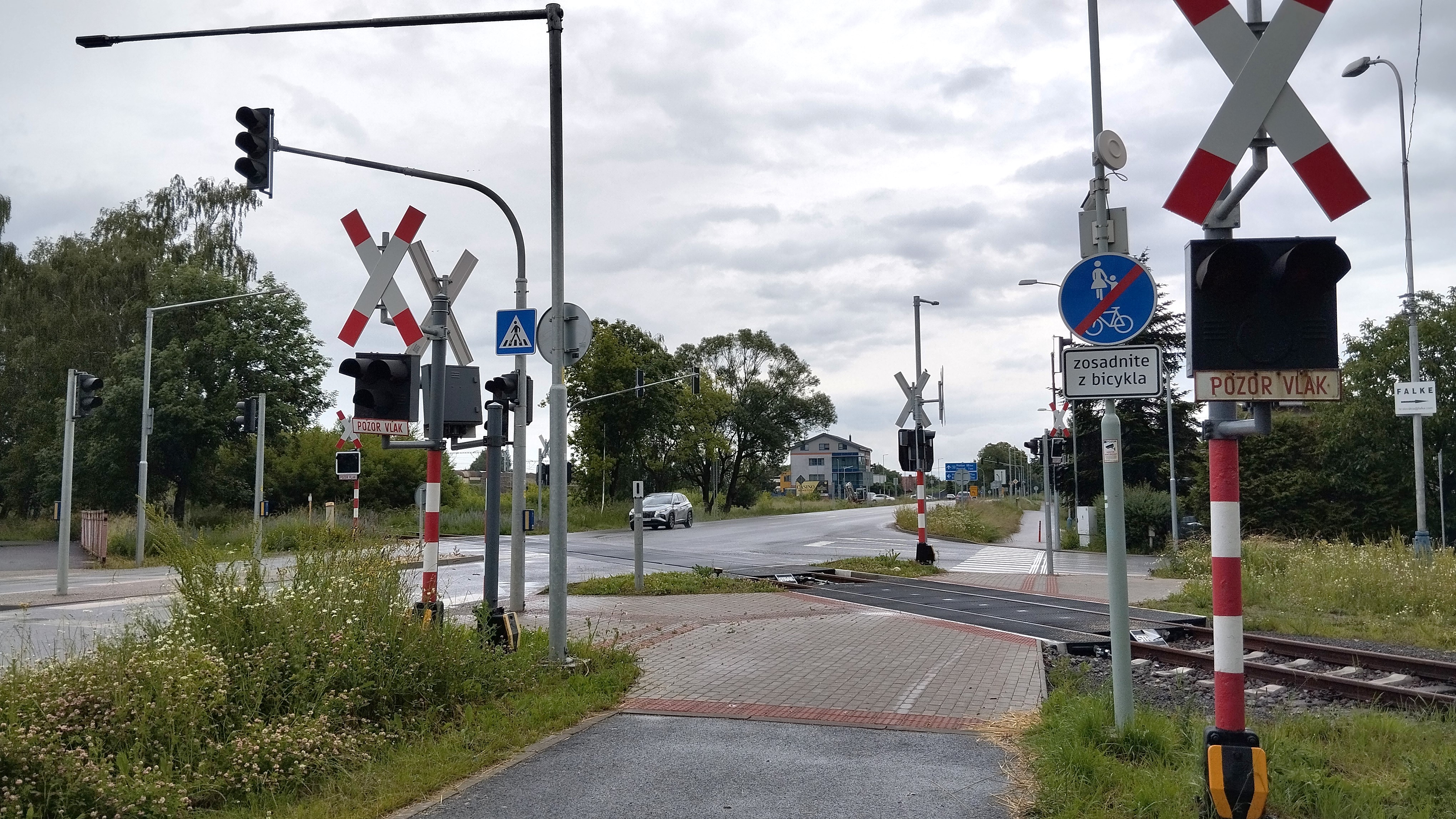 Vlečku, ktorou nechodia vlaky, chráni osem svetelných výstražníkov