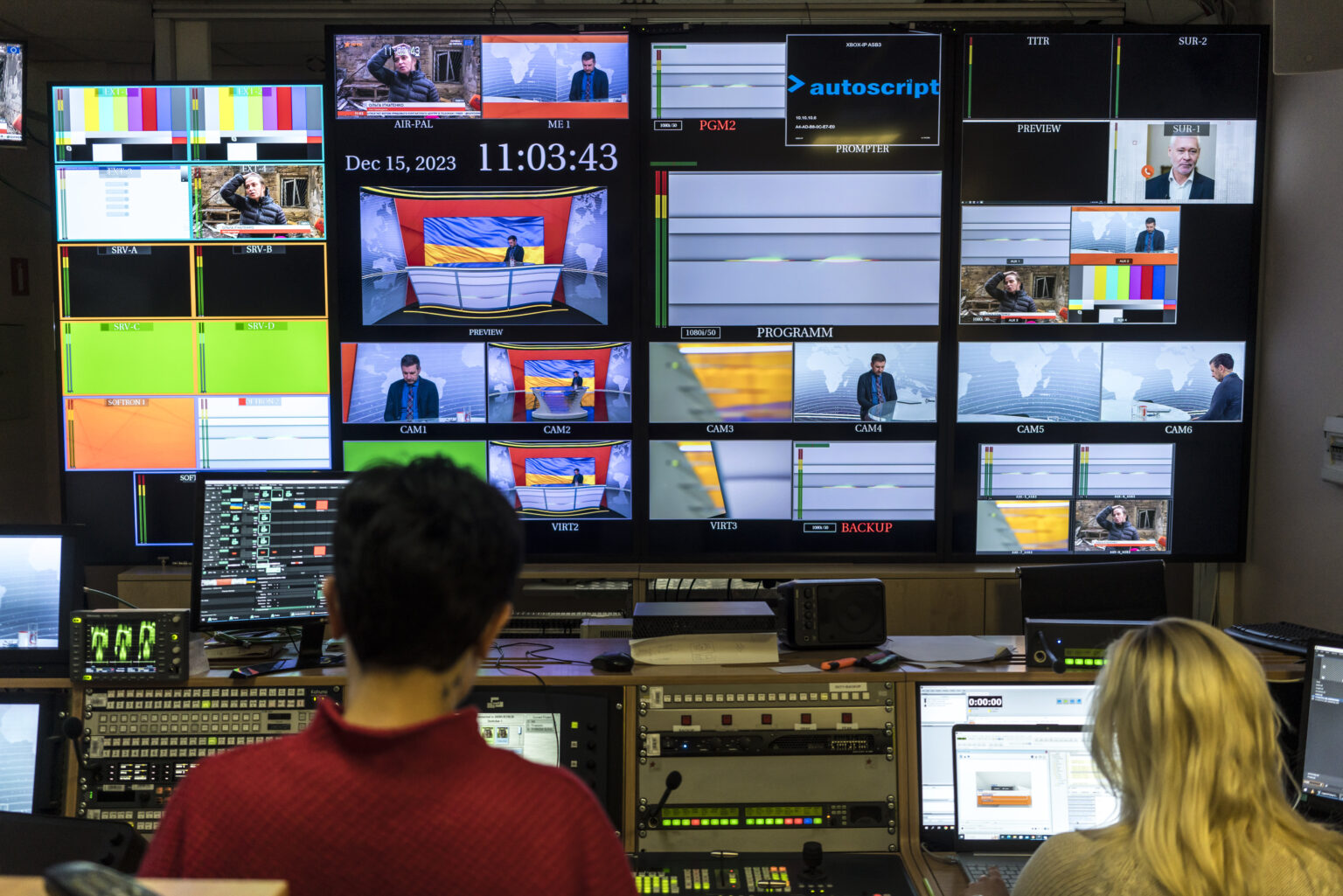 Príprava vysielania Telemaratónu v hlavnom meste Ukrajiny Kyjeve v decembri 2023. Od ruskej invázie toto vysielanie nahradilo predvojnové televízne spravodajstvo v krajine, ktoré bolo asertívne a súťaživé. Foto: Brendan Hoffman pre New York Times