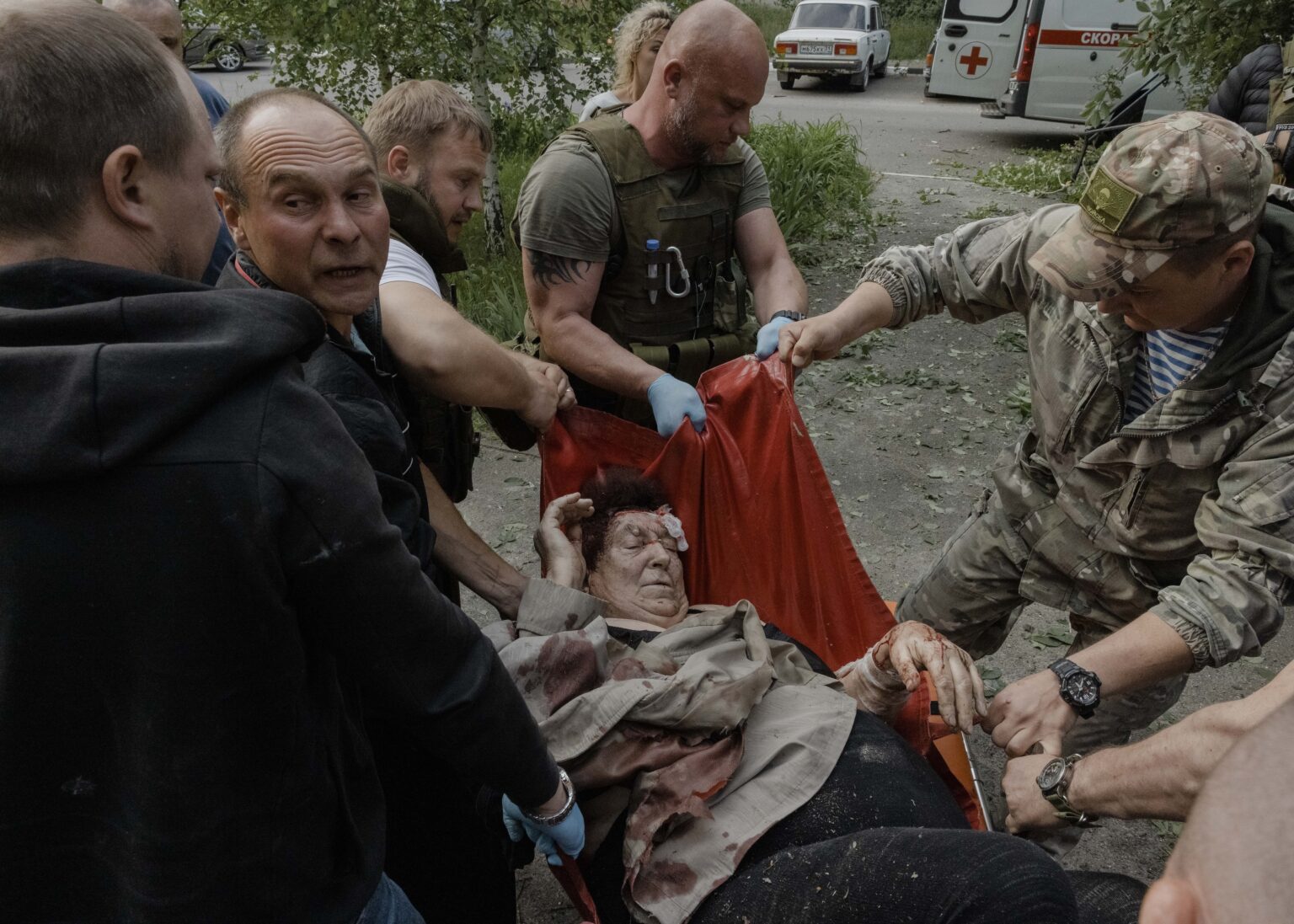 Záchranári evakuovali v centre ruského mesta Šebekino ženu, ktorá mala viaceré zranenia spôsobené črepinami. Na následky zranení o niekoľko dní neskôr zomrela. Foto: Nanna Heitmann/New York Times