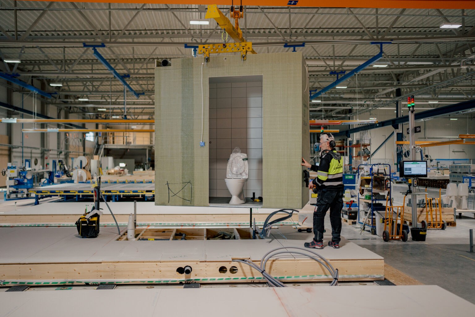 Kúpeľňová jednotka je nainštalovaná na podlahe základne, ktorá sa stane modulárnou obytnou kockou. Foto: Amir Hamja/New York Times