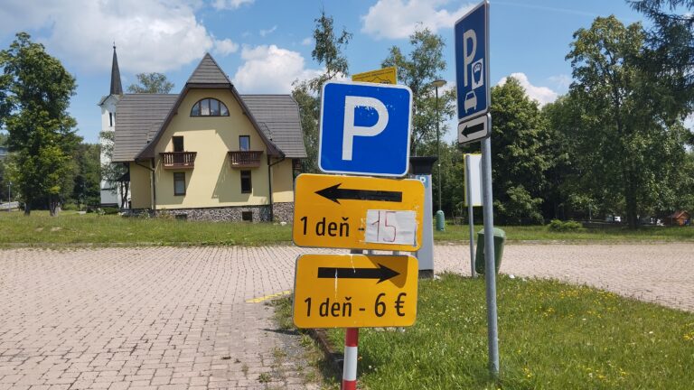 Za parkovanie v Tatrách môžete zaplatiť desiatky eur. Ak viete ako na to, môžete aj ušetriť