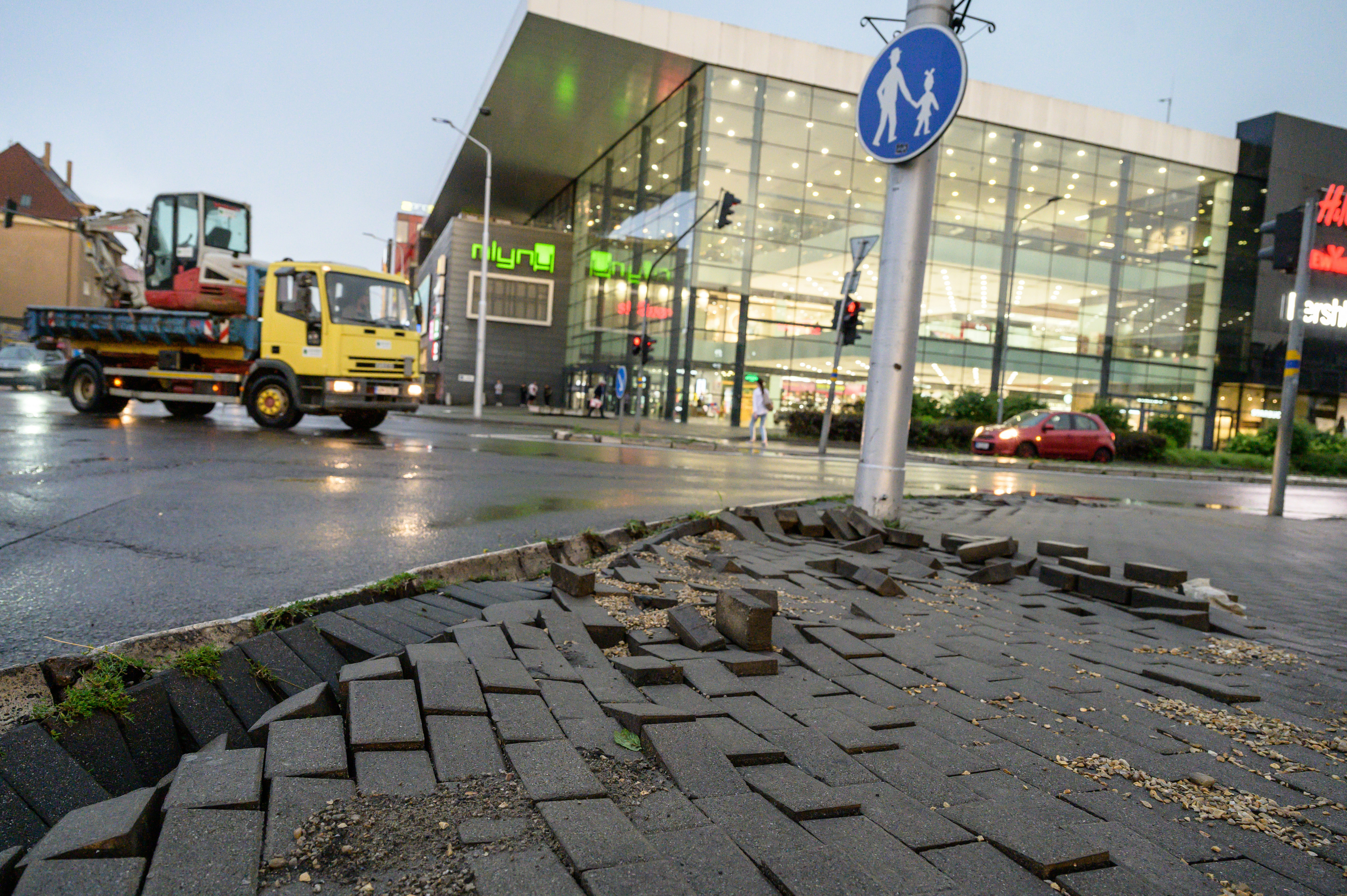 Nitra po búrke vyhlásila mimoriadnu situáciu. V Nových Zámkoch zatvorili nemocnicu