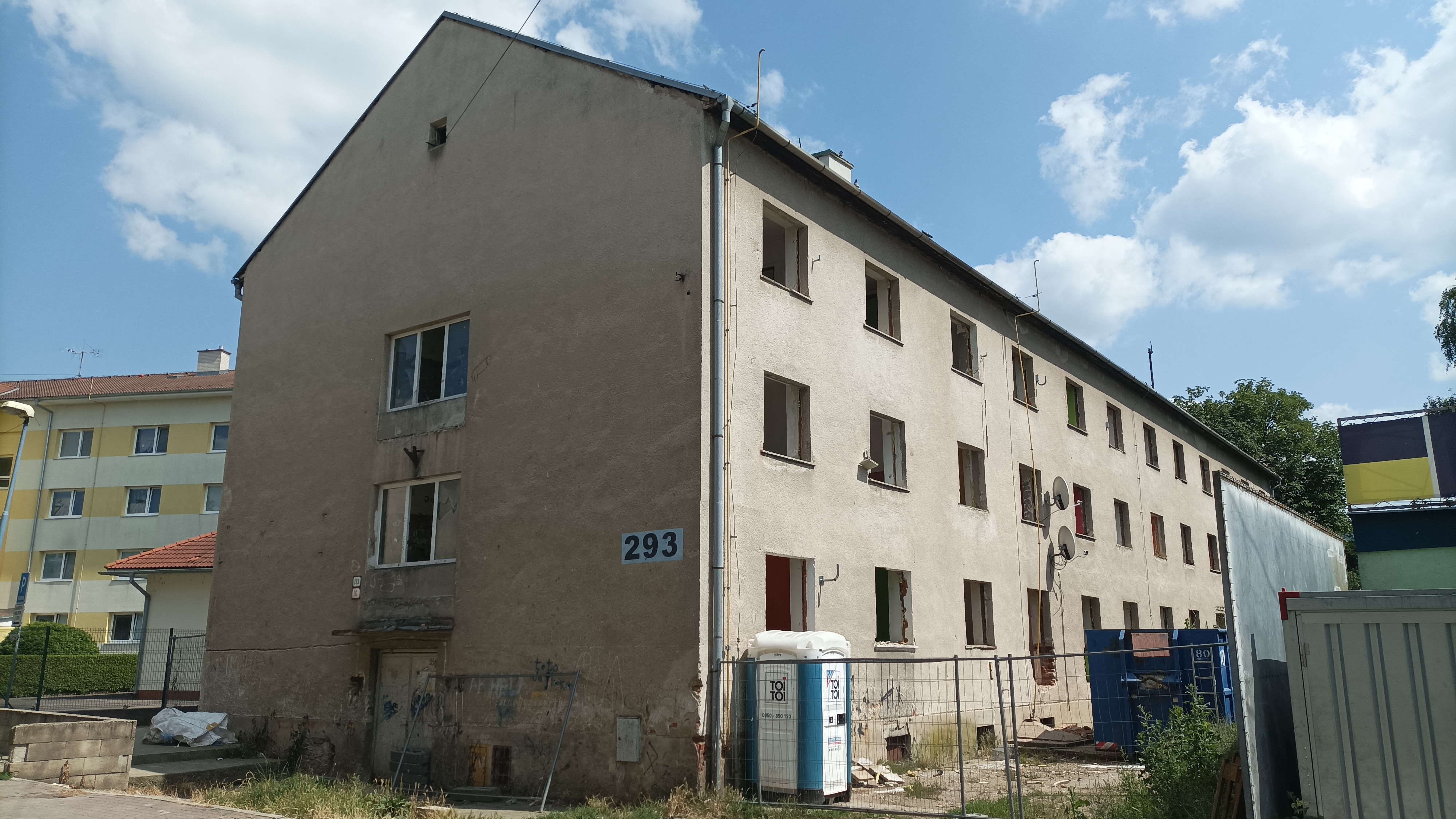 Bytovka s neprispôsobivými občanmi je minulosťou. Snáď aj vyhrážanie smrťou