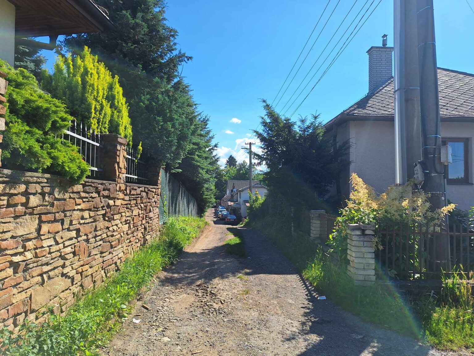 Obyvatelia tejto ulice rozhodnú, či sa stavba kanalizačnej prípojky uskutoční. Foto: redakcia