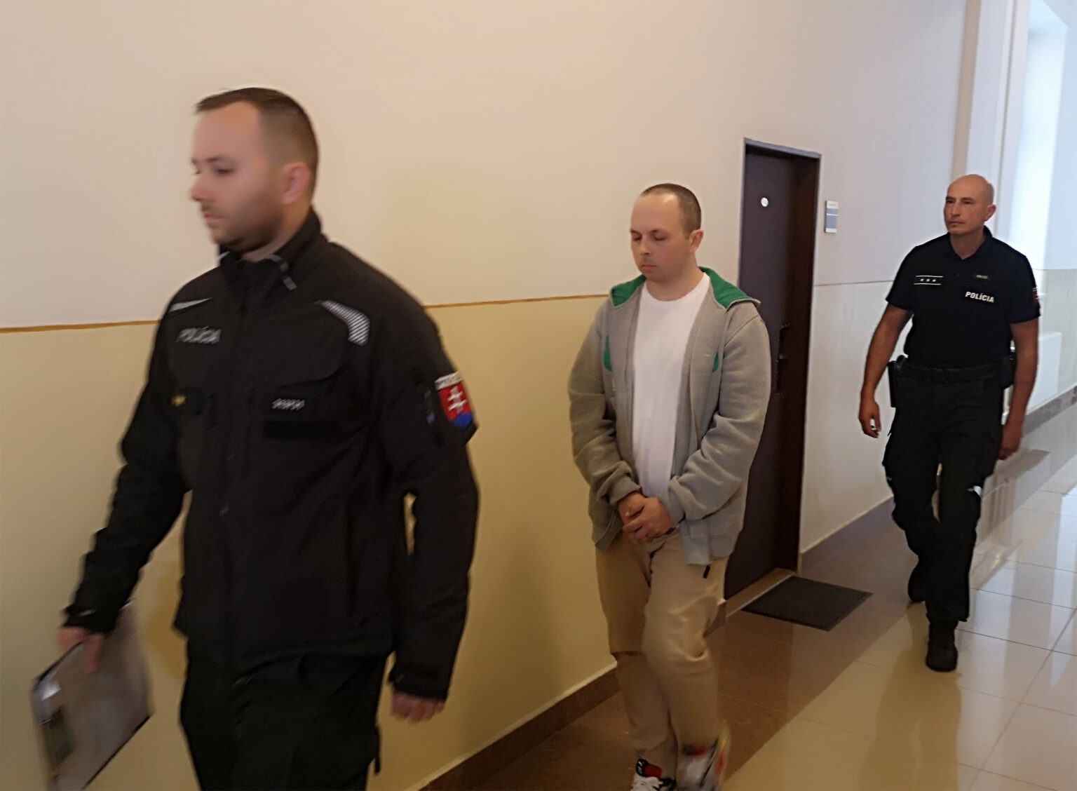Miroslava priviezla policajná eskortka na dnešné pojednávanie do Trenčína z psychiatrickej liečebne v Sučanoch. Foto: MM