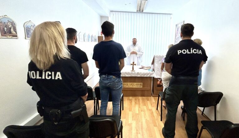 Spoločná modlitba sa uskutočnila v kaplnke. Foto: Polícia SR - Trenčiansky kraj