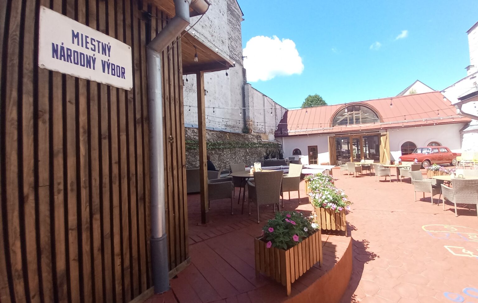 Pred vchodom do múzea víta návštevníkov stará „embéčka“, jeho súčasťou je aj Bistro pri MNV. Foto: Mário Kaprálik