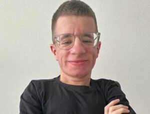 Má 22 rokov a za sebou vyše 50 zlomenín. Život mladého influencera riadi genetická porucha