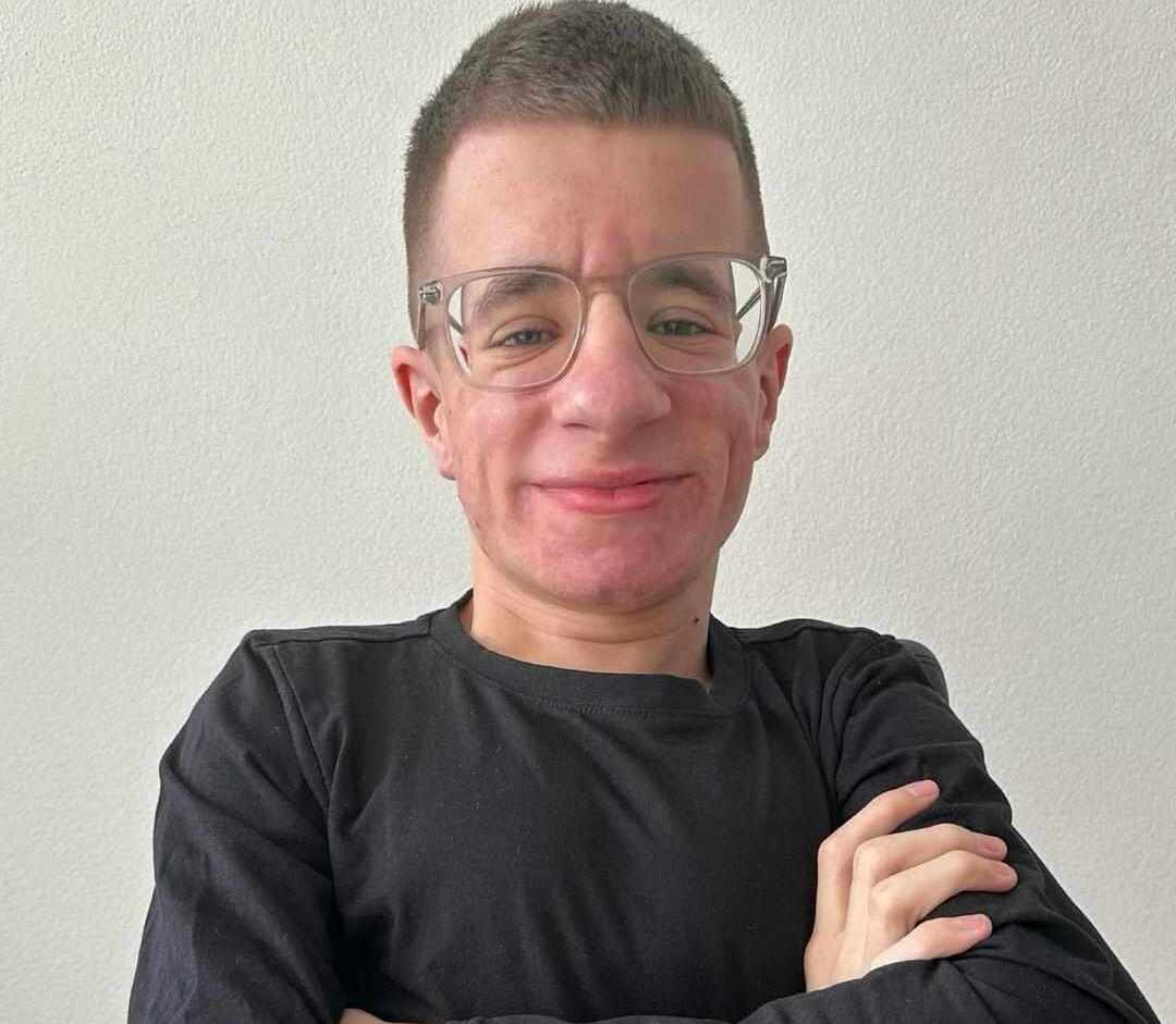 Má 22 rokov a za sebou vyše 50 zlomenín. Život mladého influencera riadi genetická porucha