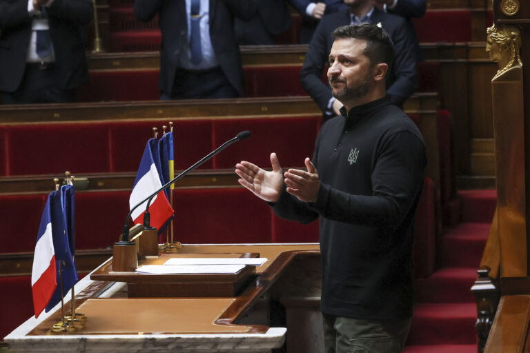 Ukrajinský prezident Volodymyr Zelenskyj vystupuje s prejavom pred francúzskym Národným zhromaždením v Paríži v piatok 7. júna 2024. Foto: TASR/AP