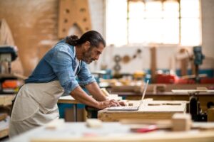 Práca je predsa len o niečo menej nudná ako zábava