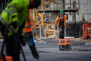 Stavebné firmy avizujú problémy. Štátu odviedli státisíce eur, teraz im hrozí prepúšťanie