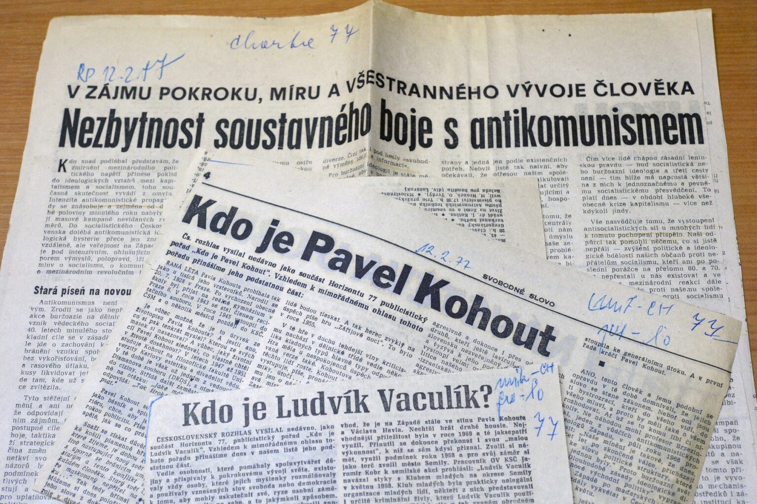 Archívne dokumenty reagujúce na uverejnenie textu Vyhlásenia Charty 77 v troch významných západoeurópskych denníkoch (Le Monde, The Times, Frankfurter Allgemeine Zeitung). Zdroj: Profimedia