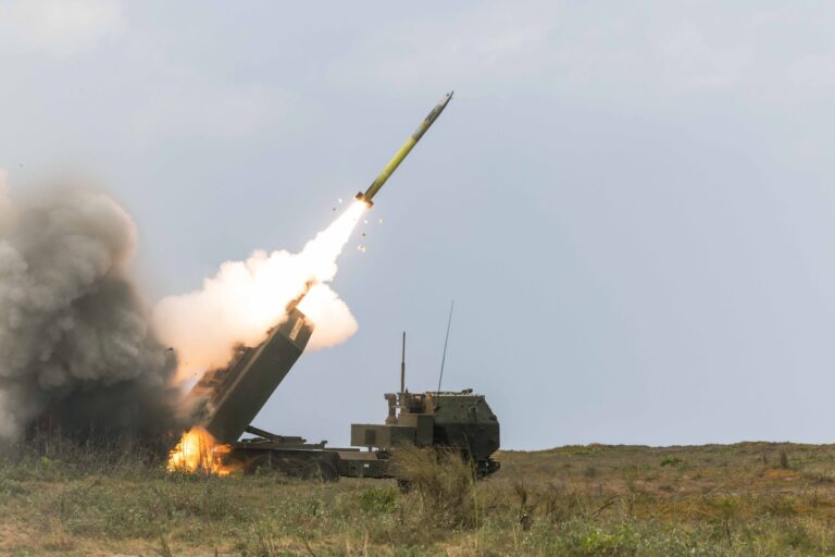 Americký salvový raketomet HIMARS. Jedna z najcennejších zbraní, ktorou môže Kyjev uskutočňovať útoky na ruské územie. Foto: Profimedia.sk