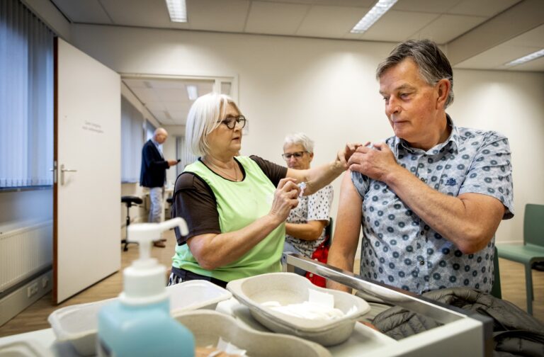 Za nadmerné úmrtia mohli byť zodpovedné aj vakcíny, tvrdia holandskí vedci