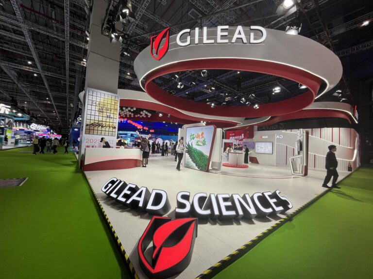 Prehľad trhov: Akcie Gileadu sú na vzostupe, Švajčiari si idú vlastnou cestou