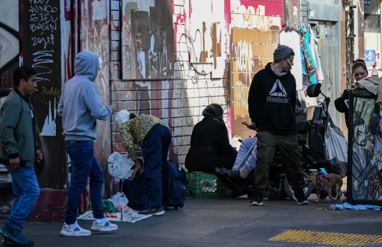 Nová daň na bezdomovcov vyháňa firmy z mesta a prispeva k jeho úpadku