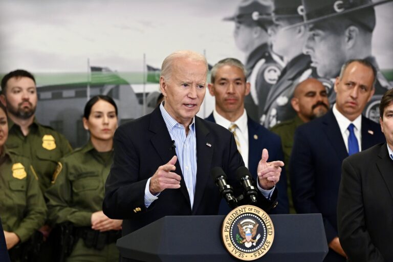 Joe Biden diskutuje o imigračnej a hraničnej bezpečnostnej politike svojej administratívy na stanici pohraničnej stráže v Brownsville v Texase. Foto: Profimedia.sk