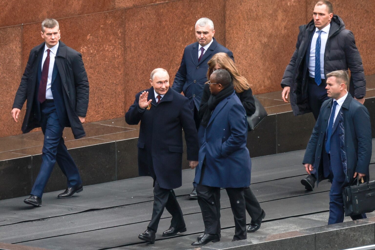 Vladimír Putin na vojenskej prehliadke pri príležitosti 79. výročia víťazstva nad nacistickým Nemeckom v druhej svetovej vojne na Červenom námestí. Foto: Profimedia.sk