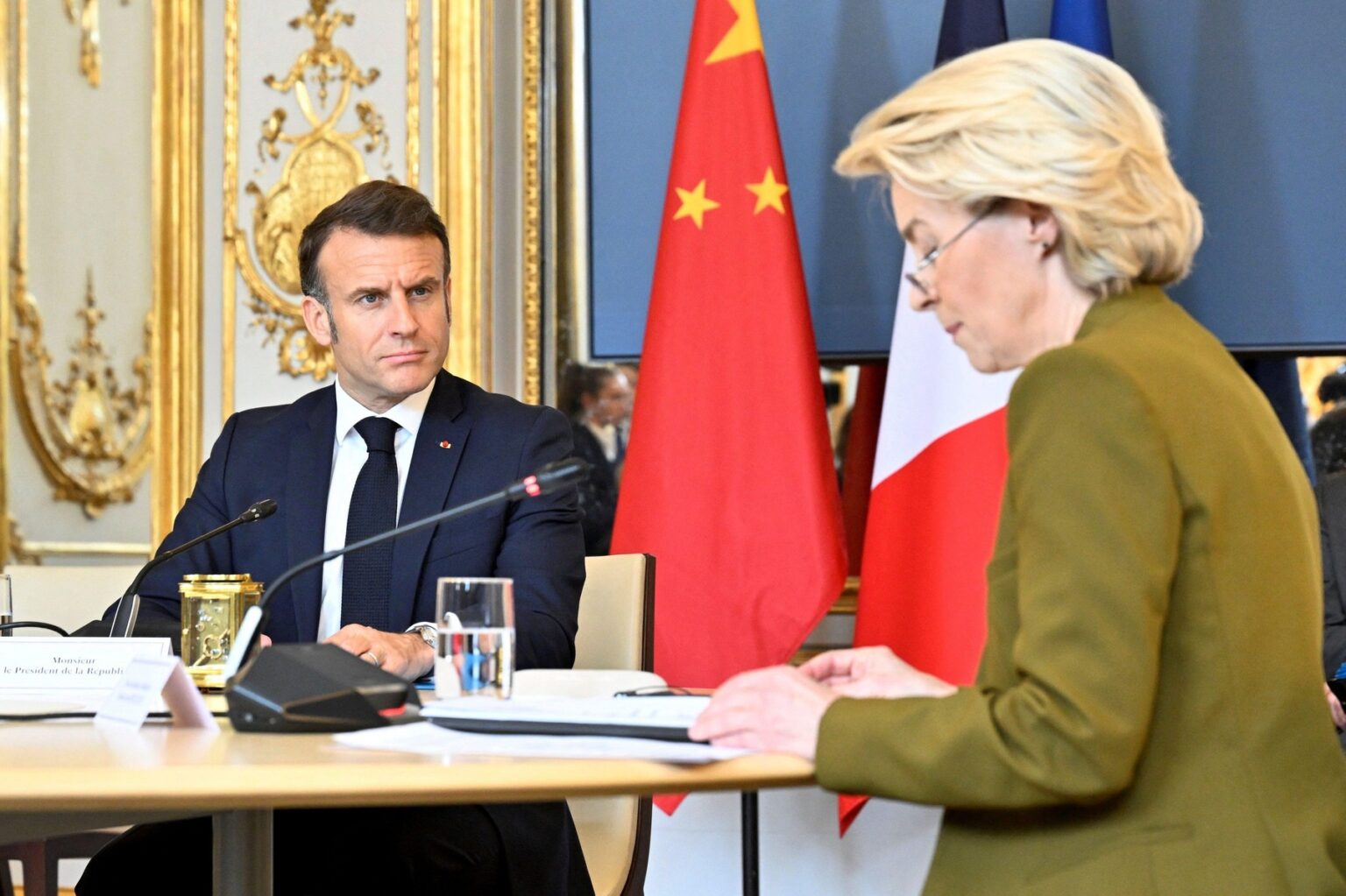 Francúzsky prezident Emmanuel Macron a predsedníčka Európskej komisie (EK) Ursula von der Leyenová počas stretnutia v Elyzejskom paláci v Paríži v pondelok 6. mája 2024. Foto: Profimedia.sk