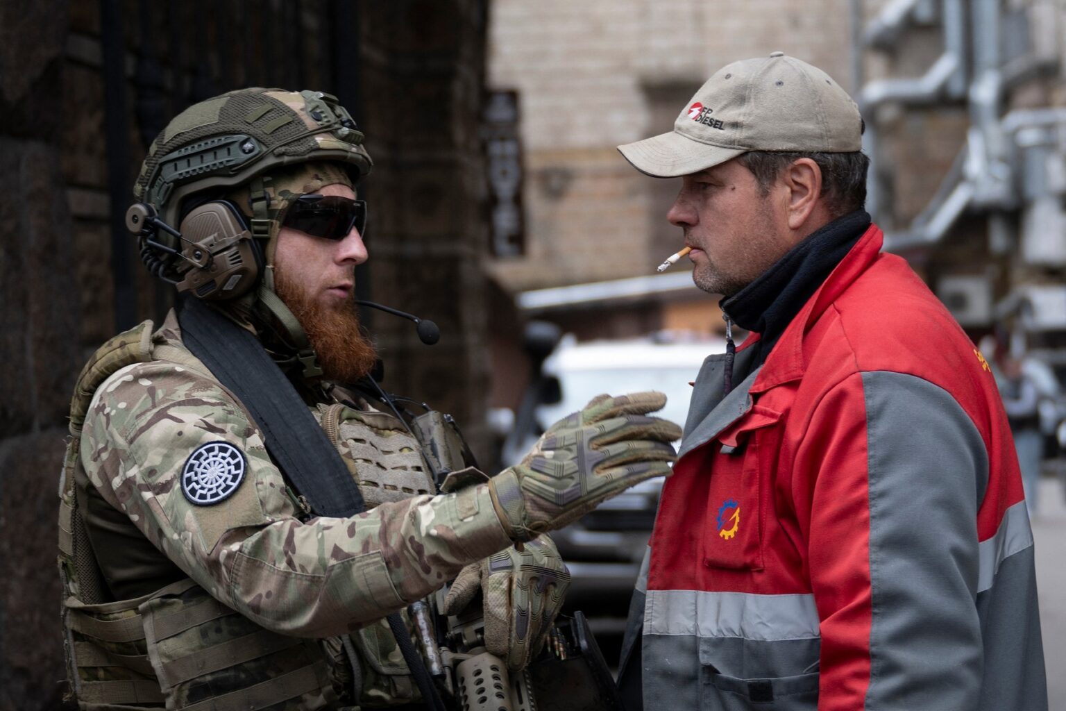 Vojak zastavuje ukrajinského pracovníka. Foto: Profimedia.sk