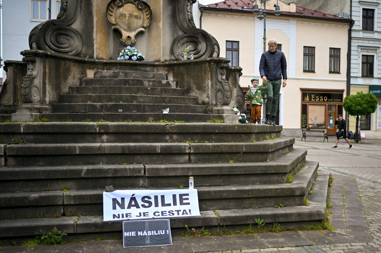 Plagáty proti násiliu v Banskej Bystrici 17. mája 2024 po atentáte sfanatizovaného opozičného aktivistu na slovenského premiéra Róberta Fica. Zdroj: Profimedia