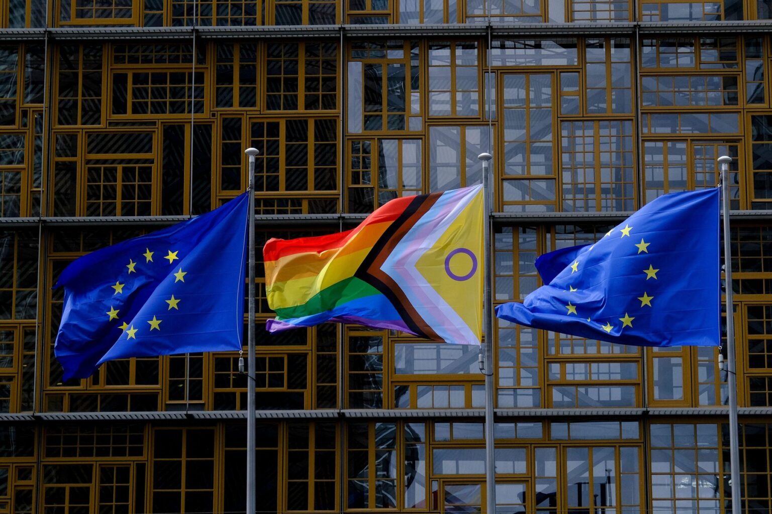 Dúhová vlajka pokroku pred sídlom Európskeho parlamentu v Bruseli. Zdroj: Profimedia.sk