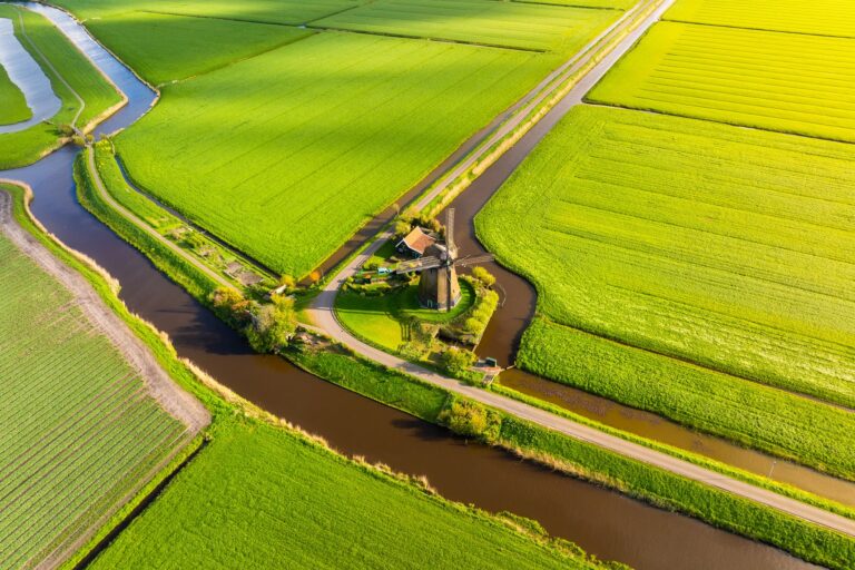 Nadmerné hnojenie ohrozuje vodné zdroje. V Holandsku to rieši rezort dusíka. A na Slovensku?