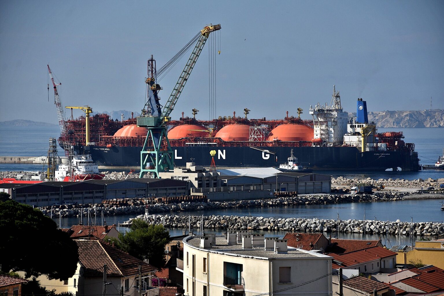 Tanker LNG FSRU Toscana prichádza do francúzskeho stredomorského prístavu Marseille. Foto: Profimedia.sk