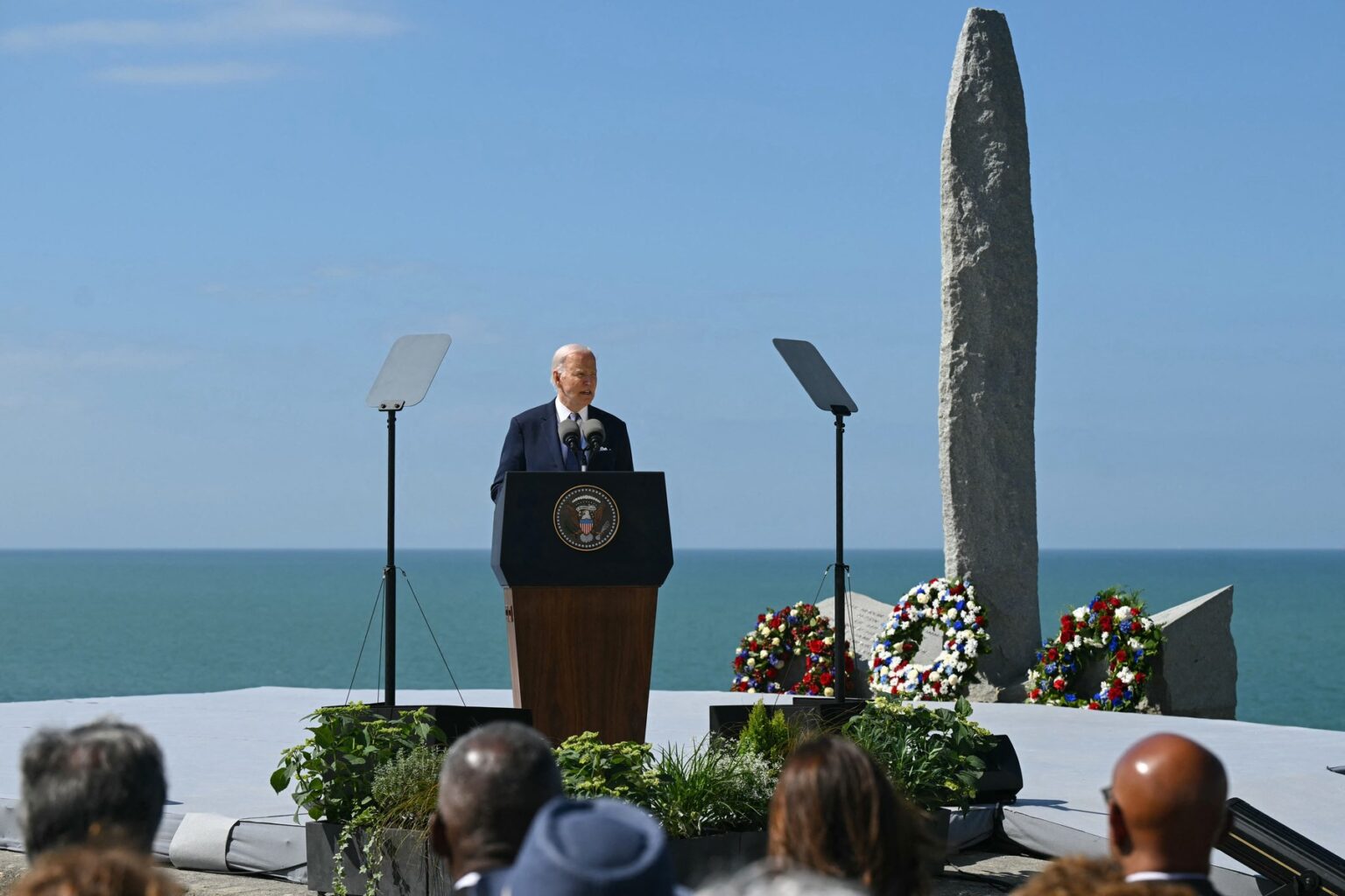 Biden v Normandii vyzval, aby si vojnových hrdinov uctili obranou demokracie pri pamätníku na útese Pointe du Hoc v Cricqueville-en-Bessin na severozápade Francúzska 7. júna 2024. Zdroj: Profimedia