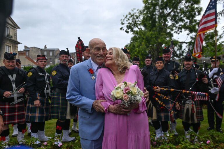 100-ročný americký veterán sa v Normandii oženil so svojou 96-ročnou snúbenicou