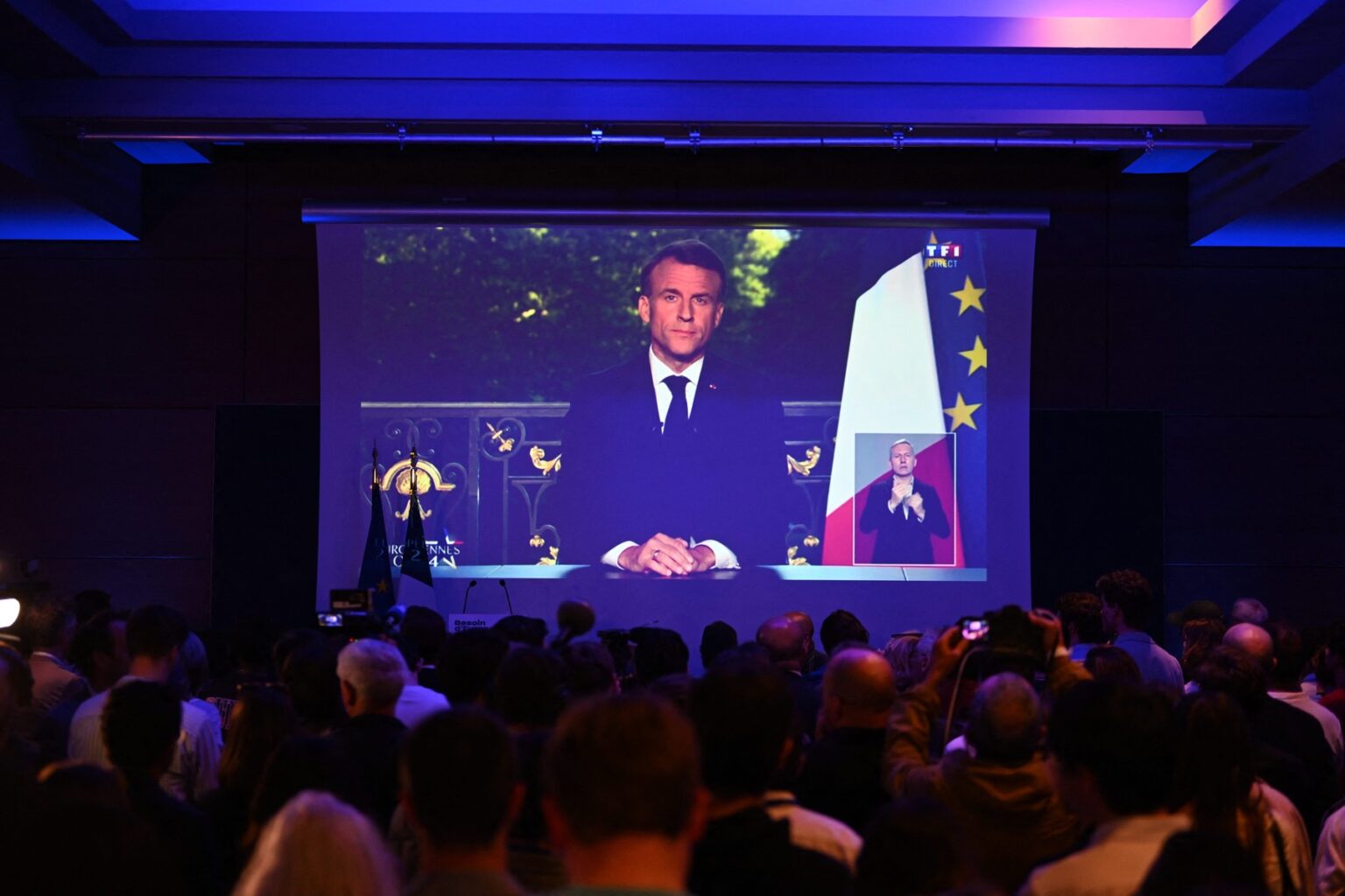 Prezident Emmanuel Macron prednáša televízny prejav po vyhlásení výsledkov volieb do Európskeho parlamentu na snímke v sídle organizácie Besoin d'Europe v Paríži 9. júna 2024. Zdroj: Profimedia
