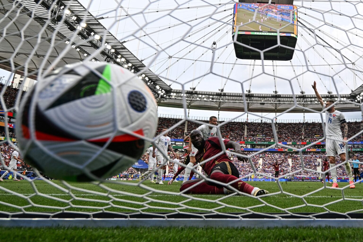 Belgičan Romelu Lukaku strelil svoj prvý gól v zápase proti Slovensku z ofsajdu, ktorý potvrdil systém VAR. Foto: Profimedia.sk
