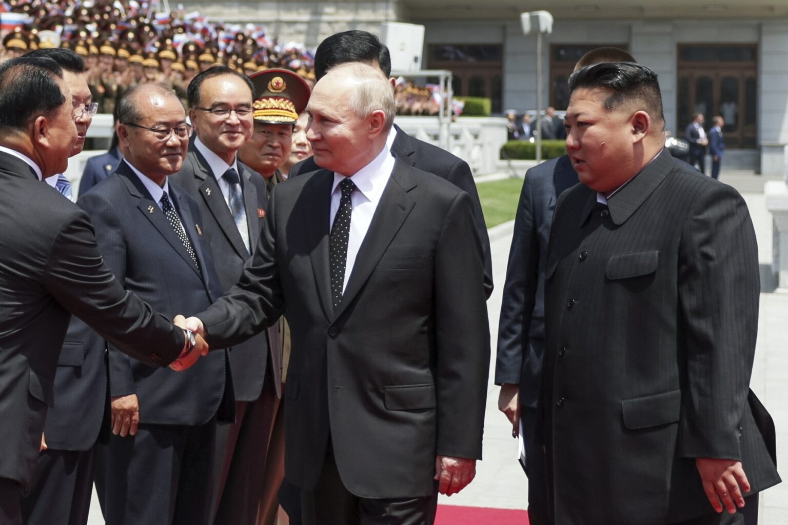 Ruský prezident Vladimir Putin a severokórejský vodca Kim Čong-un sa zúčastňujú na oficiálnom privítacom ceremoniáli v severokórejskom Pchjongjangu v stredu 19. júna 2024.