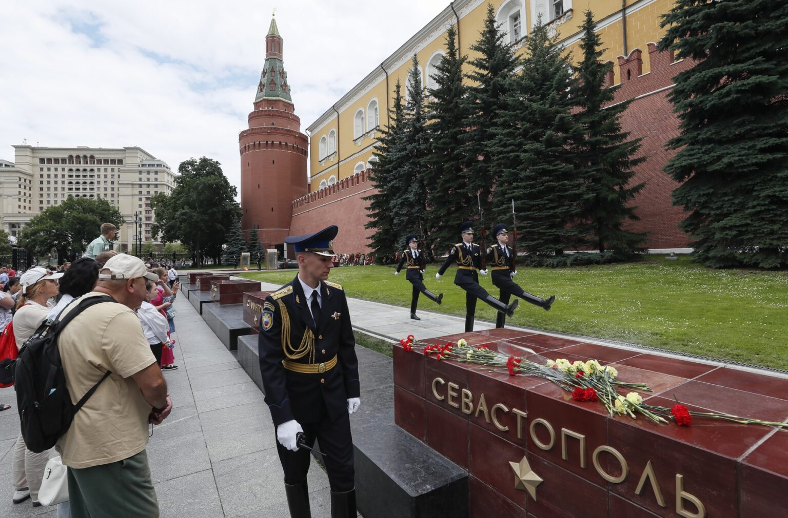 Ľudia kladú kvety na pamiatku obetiam útoku na pláž v Sevastopole. Foto: Profimedia.sk