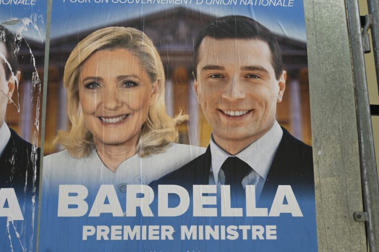 Francúzi volia v prvom kole volieb. Lepenovci môžu v parlamente získať väčšinu