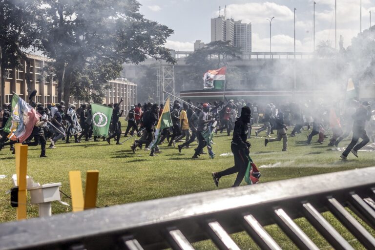 Do parlamentu v Keni vtrhli tisíce demonštrantov. Polícia mnohých zastrelila, časť budovy horí