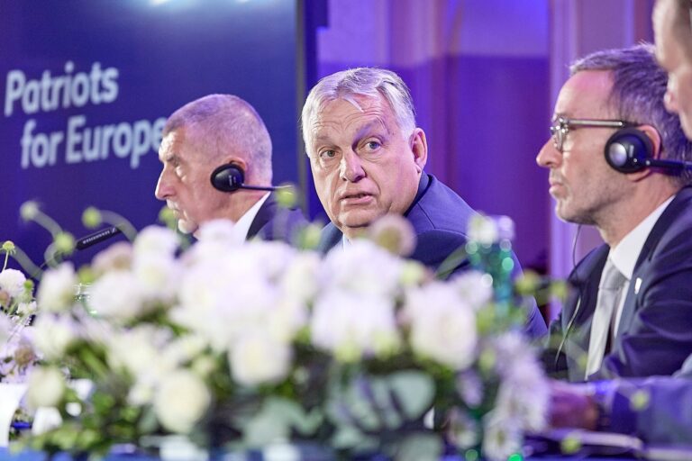 Veľký posun v EÚ: Babiš, Orbán a Kickl položili základy novej euroskeptickej frakcie