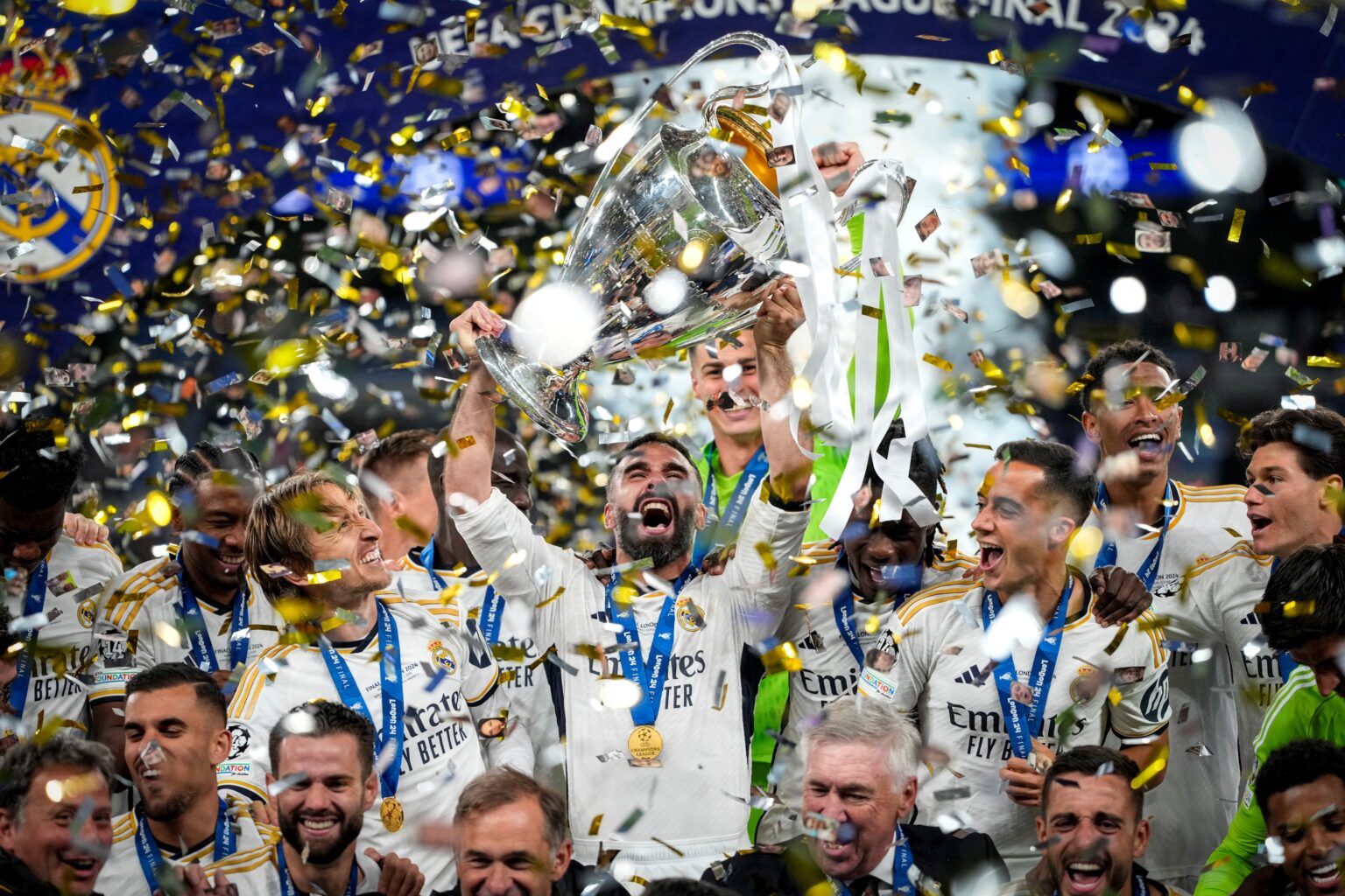 Hráči Realu Madrid oslavujú výhru vo finále Ligy majstrov. Foto: TASR/AP