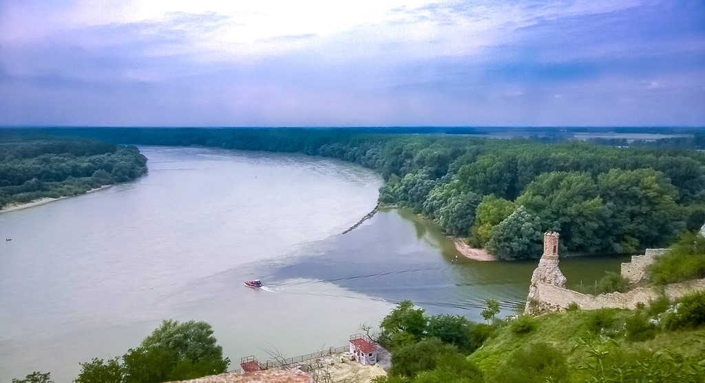 Dunaj v Bratislave prudko stúpa. Večer prekročí prvý povodňový stupeň