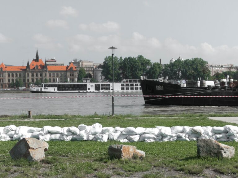 Foto: Polícia varuje. V najbližších hodinách by sa mal Dunaj vyliať na Tyršovom nábreží