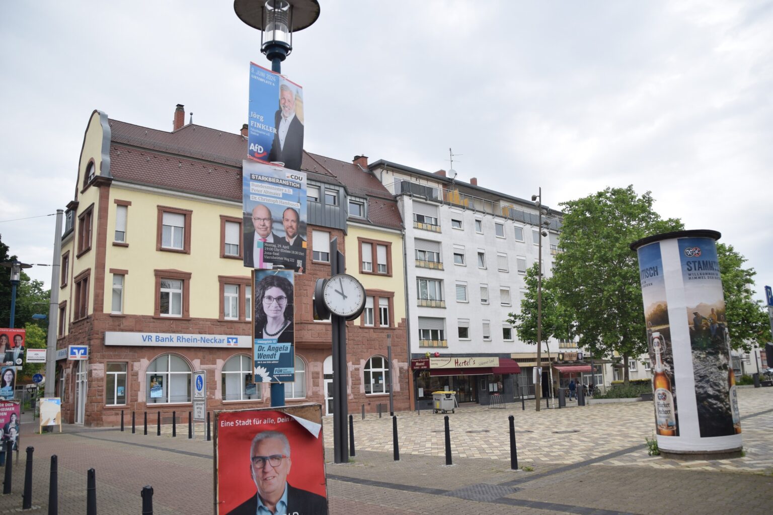 Na snímke volebné plagáty rôznych politických strán visia na stĺpe verejného osvetlenia v nemeckom Mannheime v stredu 5. júna 2024.
Foto: TASR/DPA