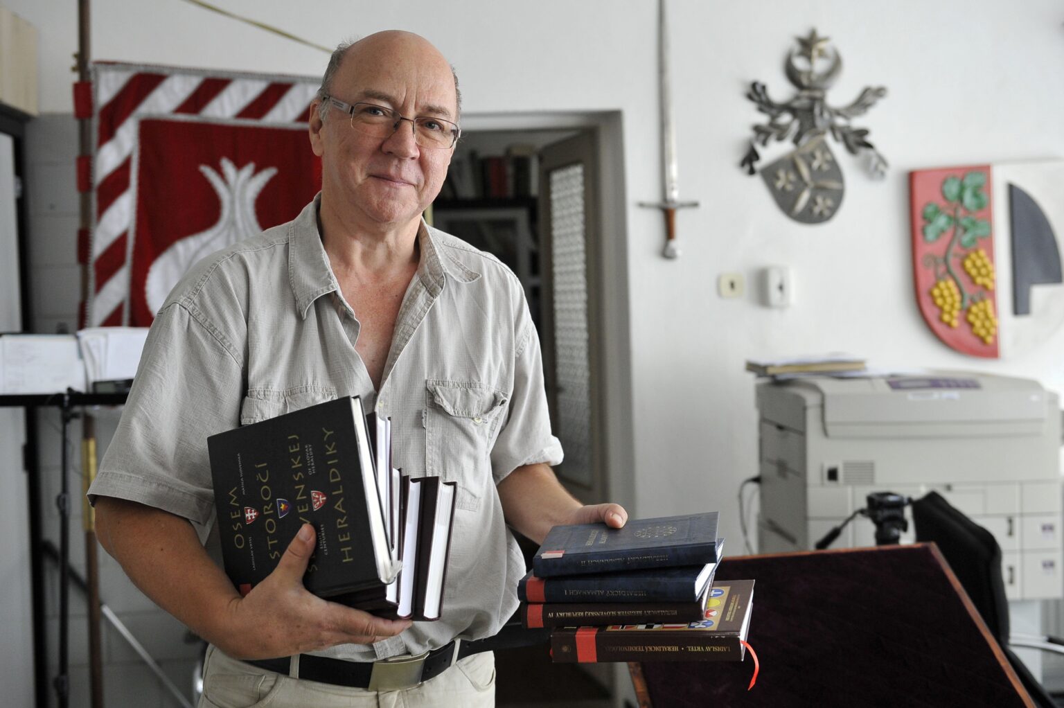 Ladislav Vrtel, heraldik, archivár a historik pôsobí v Odbore archívov Ministerstva vnútra SR. Je hlavným štátnym radcom pre heraldickú tvorbu a správcom Heraldického registra SR. Foto: Tasr/ Pavel Neubauer